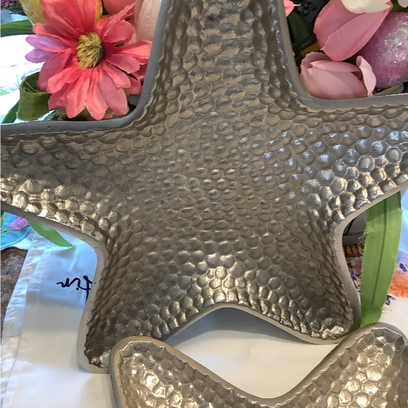 DECORATIVE SILVER METAL STAR PLATES - Picture 2 of 3